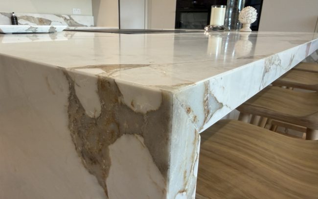 Sahara Waves quartz kitchen island in Winchcombe