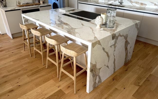 Marble-look Quartz Island with breakfast bar